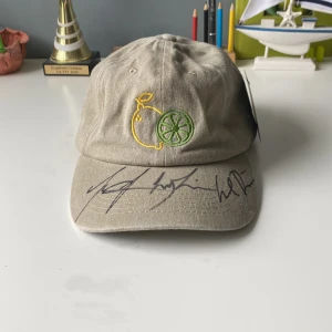 Beige keps från TrendEagle med citron och lime broderi - Joluca keps äkta signerad av alla i JLC aldrig andvänd limeted edition 1/100 st