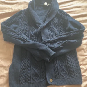 Stickad cardigan av Gant - Passar bra till våren och hösten, och kallare sommardagar. Det står att den passar folk 14-16 åringar, alltså om due mellan 165-175 cm. För mer frågor är det bara att skriva!