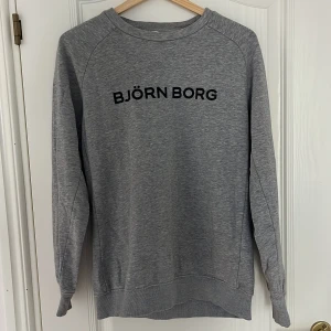 Grå sweatshirt- Björn Borg - Enkel U-ringad sweatshirt av tunnare material som sitter bra i storleken