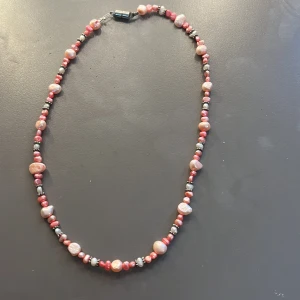 Halsband med rosa pärlor - Pärlhalsband som jag själv har pärlat, fina rosa pärlor. Har massa olika halsband som jag inte använder så det är bättre att det kommer till nytta hos någon annan!