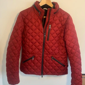 Röd quiltad jacka från JH Collection - Så sjukt snyggt mörk röd jacka med quiltat mönster. Den är tunt fodrad så passar både sommar höst och vår!🤩🤩 Så sinnesjukt snygg jacka vekrligen som jag aldig hade sålt om den passade! Helt oanvänd och har även en luva som går att gömma😍