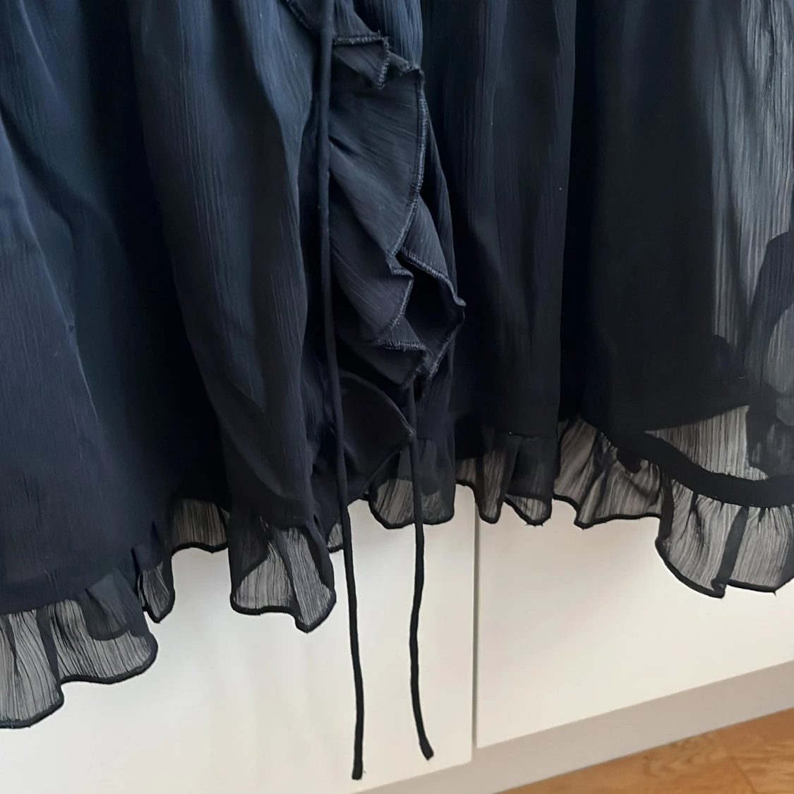 Svart volangtopp med knytband - 2