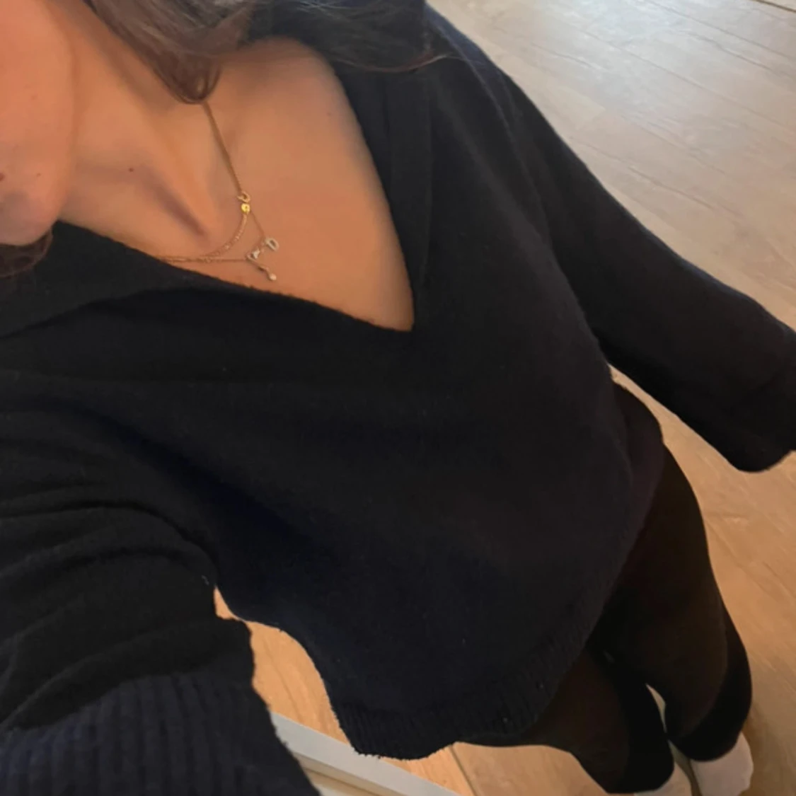 Svart stickad tröja med krage - 1