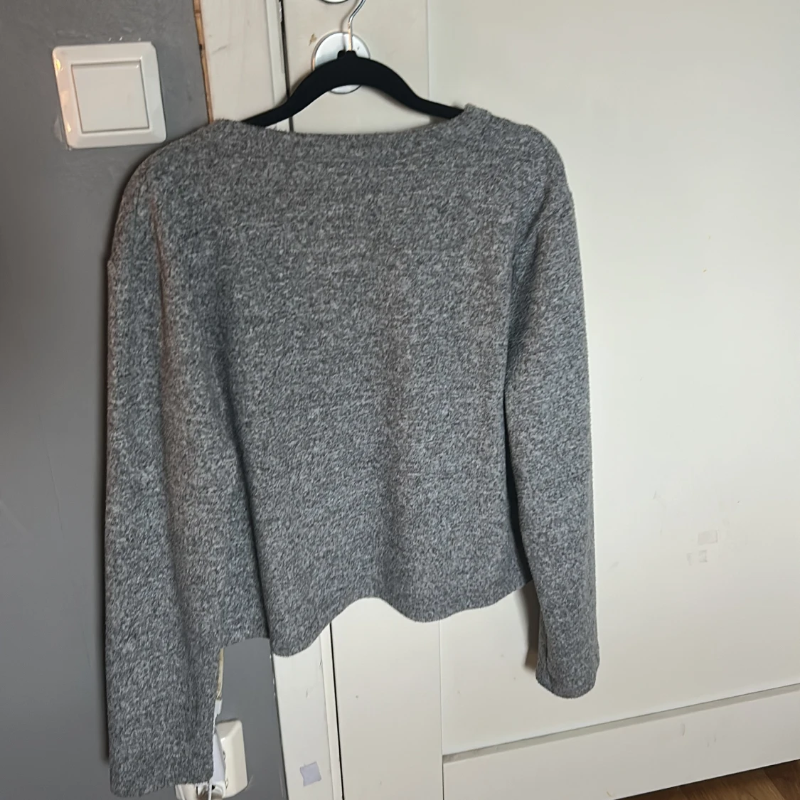 Mysig grå stickad tröja från lager 157 med en knyt framtill vid halsen. Tröjan har lång ärm och en något coronad passform,perfekt för kyligare dagar. - 1