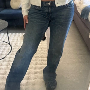 Weekday Arrow Jeans - Innerbenslängd:89 cm Midjemått: 44 cm Jeans från Weekday i modellen Arrow,  lowwaist och rak/baggy passform. Jag är 166 cm och använder vanligtvis strlk 36 för referens! Storleken är 29/34 på jeansen!  