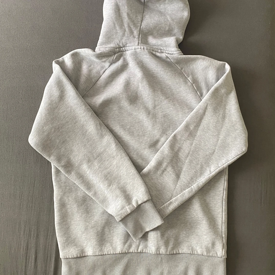 Ljusgrå hoodie från Peak Performance - 1