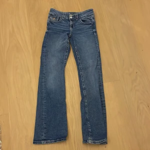 Blå jeansbyxor från Gina Tricot - Säljer ett par klassiska blå jeansbyxor från Gina Tricot i storlek 158. Byxorna har normal passform med raka ben och femficksdesign. Perfekta för dig som gillar en tidlös jeansstil. De är bootcut och jättesnygga! Stockholmstil! Jag är 161cm och de passar perfekt på mig. Inte använd mycket alls! Först till kvarn. Skriv för bilder när jag har på mig dem! 