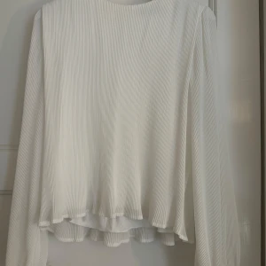 Vit blus från Gina Tricot - Vit blus från Gina i stl 40, alltså runt stl m, använd några gånger men skulle säga att de är i nyskick! Skriv om du har fler frågor 💗