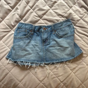 ljusblå minikjol - säljer en ljusblå mini kjol, jag har aldrig haft på mig den och den har inga defekter. Den är i storlek M.🥰