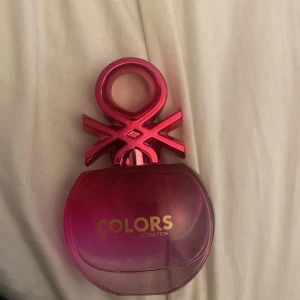 Colors de Benetton parfym oanvänd - Säljer en parfym från Benetton, Colors. Flaskan är rund och har en snygg rosa färg med en unik, dekorativ kork i metallicrosa. Texten på flaskan är i guld. Perfekt för dig som gillar färgstarka och lekfulla dofter.