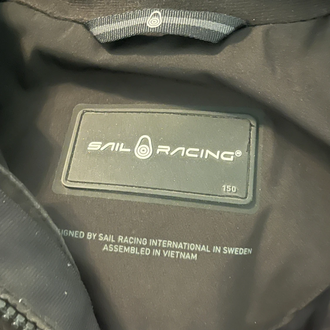 Svart dunjacka från Sail Racing - 2