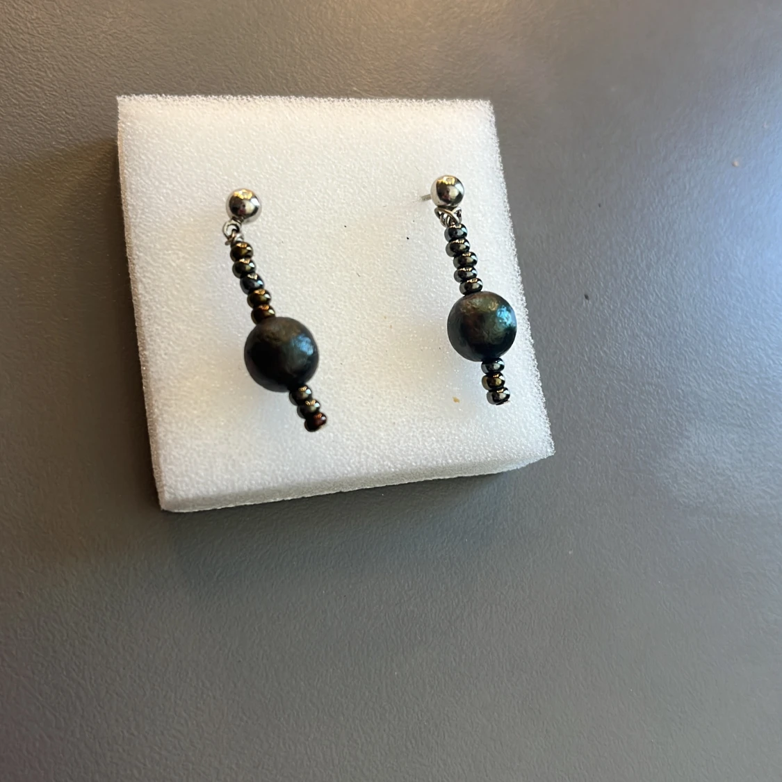 Silvriga örhängen med svarta pärlor - 1