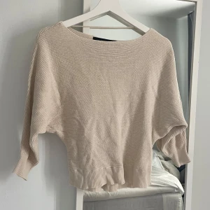 Beige stickad tröja från Vero Moda - Säljer en beige stickad tröja från Vero Moda i storlek XS💓. Säljer då jag inte använder den längre och den har inga defekter!💞Frågar om mer bilder och info vid intresse💗