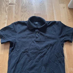 Stiliga piké tröjor - Hej jag säljer två stiliga Piké tröjor i färgerna rosa och svart  Storlekarna på tröjorna är S  Piké tröjorna är perfekta för en varm sommar dag.   Hör av er vid funderingar eller annat.