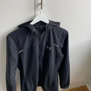 Under armour jacka  - Säljer min under armour jacka som är i nytt skick och för mer bilder eller frågor är det bara att höra av sig 