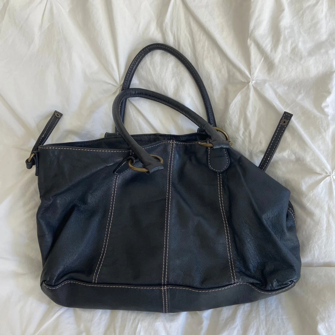 Svart handväska i skinn med fickor - 2