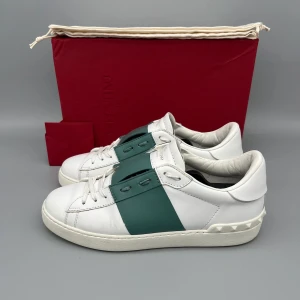 Valentino Open Turkos | 40.5 - • Skorna är sparsamt använda och i mycket fint skick  • Storlek: 40.5 (PASSAR 41-41.5)  • Färg: Turkos  • Nypris i butik: ~7000SEK  • Låda, dustbag & valentino kort medföljer 