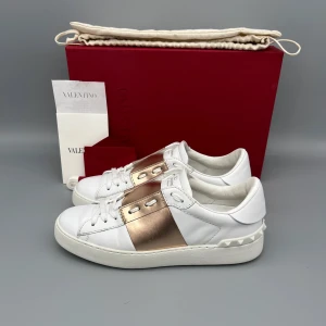 Valentino Open Rose Gold | 36 - • Skorna är sparsamt använda och i mycket fint skick   • Storlek: 36  • Färg: Rosa guld  • Nypris i butik: ~7000SEK  • Låda, dustbag, nya snören, valentino kort & kvitto medföljer 