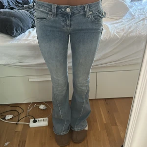 True Religion ljusblå bootcut jeans - Säljer mina jätte snygga ljusblå True Religion jeans i storlek W25 då de inte kommer till användning. De är lågmidjade och i princip som nya – använda endast ca 4 gånger. Nypris var 1300kr.