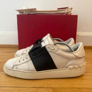 Valentino open sneakers - Säljer nu dessa fina valentino open skor | Bra skick | Storlek 40 | Kommer med box,dustbag,extra snören, valentino kort och kvitto | Hör gärna av er vid frågor eller funderingar 