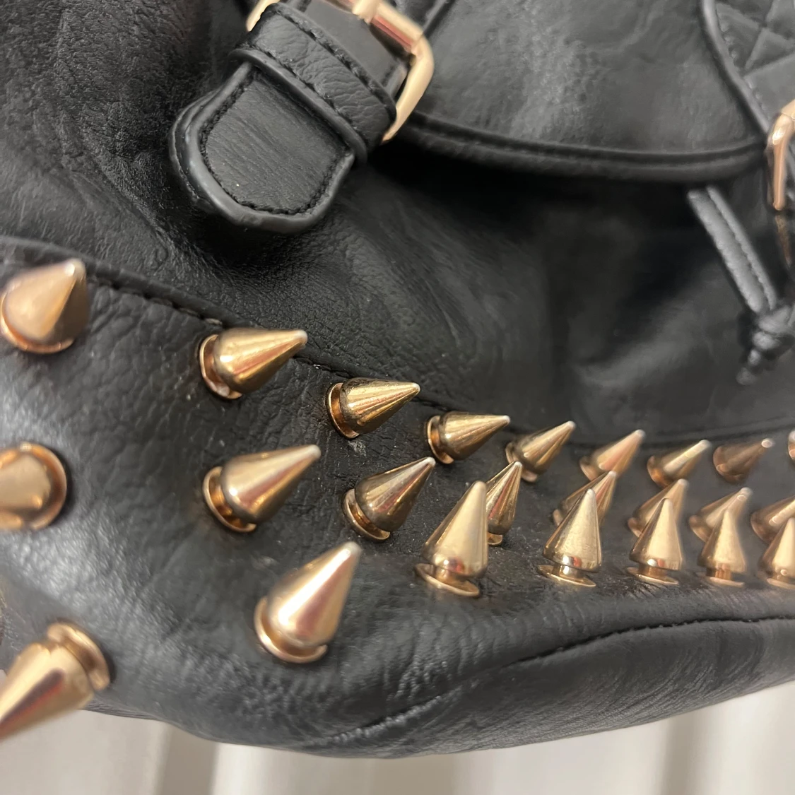 Svart axelväska med nitar och spikes - 2
