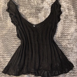 Virkad topp - Supersöt virkad/stickad topp från Only, går att ha både på och off shoulder!🖤🥰