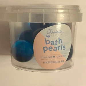 *NY*Badpaket fr Isabelle Laurier, Presenttips  - Badbomber - Dags för lite egentid? Skäm bort dig själv med dessa mini badbomber. Lägg i badet och vattnet får en vacker blå färg och en doft av ocean. Innehåller fem stycken badbomber som är återfuktande för din hud.  Badkulor - Med denna söta förpackning har du den perfekta lilla gåvan att ge till en vän eller behålla för dig själv! Innehåller åtta stycken återfuktande och färgglada badkulor med en underbar doft av lotusblomma. Nypris: 138 kr, Pris nu: 50 kr 
