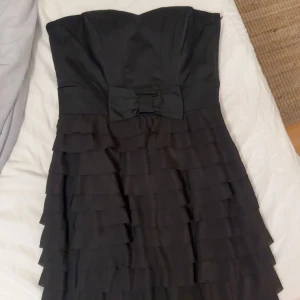 Svart axelbandslös klänning H&M - Säljer då den tyvärr är för stor för mig. Kolla gärna in min profil för bundle!💖