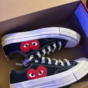 Converse x CDG Play svarta sneakers - Säljer mina stiliga äkta och trendiga Converse som bara är använda 3 gånger – de är i princip som nya! Passar perfekt för dig som vill ha ett par riktigt fräscha skor till ett bättre pris än nypris.  Säljer dem eftersom jag inte använder dem som jag trodde att jag skulle göra. Din chans att fynda!  Kvitto finns ifall ni skulle vilja se, tveka inte att höra av dig vid intresse.