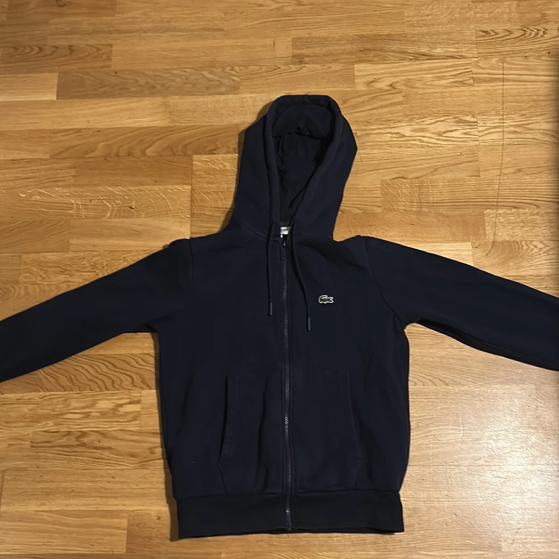 Mörkblå hoodie från Lacoste