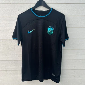 Brasilien Fotbollströja - Säljer en Brasilien fotbollströja i storlek M som är helt ny med prislapp