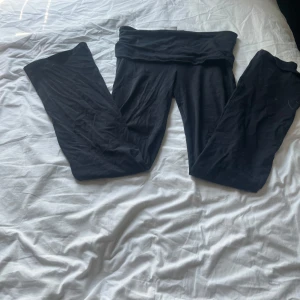 Mörkblåa yogapants - Mörkblåa yogapants från Gina tricot, storlek 146/152. Skulle säga att de passar upp till 165cm beroende på hur långa ben man har💕