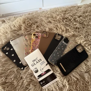 Skal till iPhone 14 Plus  - Då jag bytt telefon säljer jag nu ett helt gäng med telefonskal. 8st! Väldigt fina och jag har varit nöjd med dem! De genomskinliga är lite ”skitiga” i utseendet pga användning men annars inget att anmärka på. Följer även med 2st skyddglas🩷   Skal från bland annat holdit, ideal of Sweden, nudient