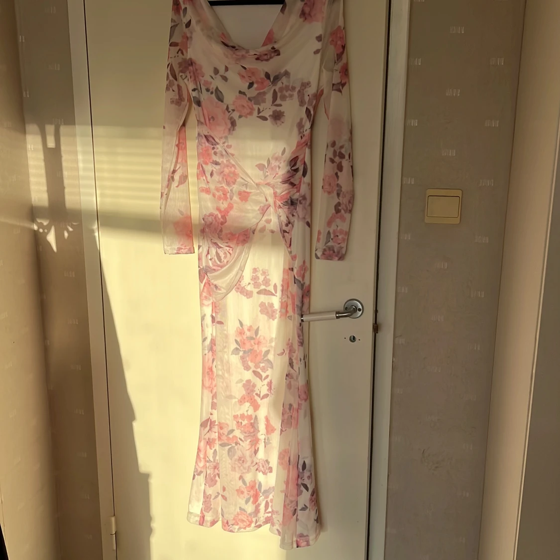 Lång blommig klänning  - 4