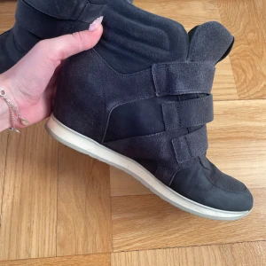 Isabel marant dupes - Supersnygga kilklackar som liknar Isabel marants bekket skor💞 från märket gino rossi i storlek 39😊