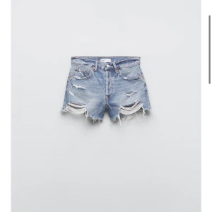 Blåa mid waist jeansshorts Zara - Snygga blåa jeansshorts från Zara, mid waist och slitna detaljer.