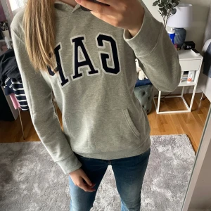 Gap hoodie  - Så fin o skön hoodie från gap. Skönt material dock ganska tunn. Nästan aldrig använd, inga defekter alls. Klassiks design med luva och ficka på magen. Hör av er för frågor! 💗