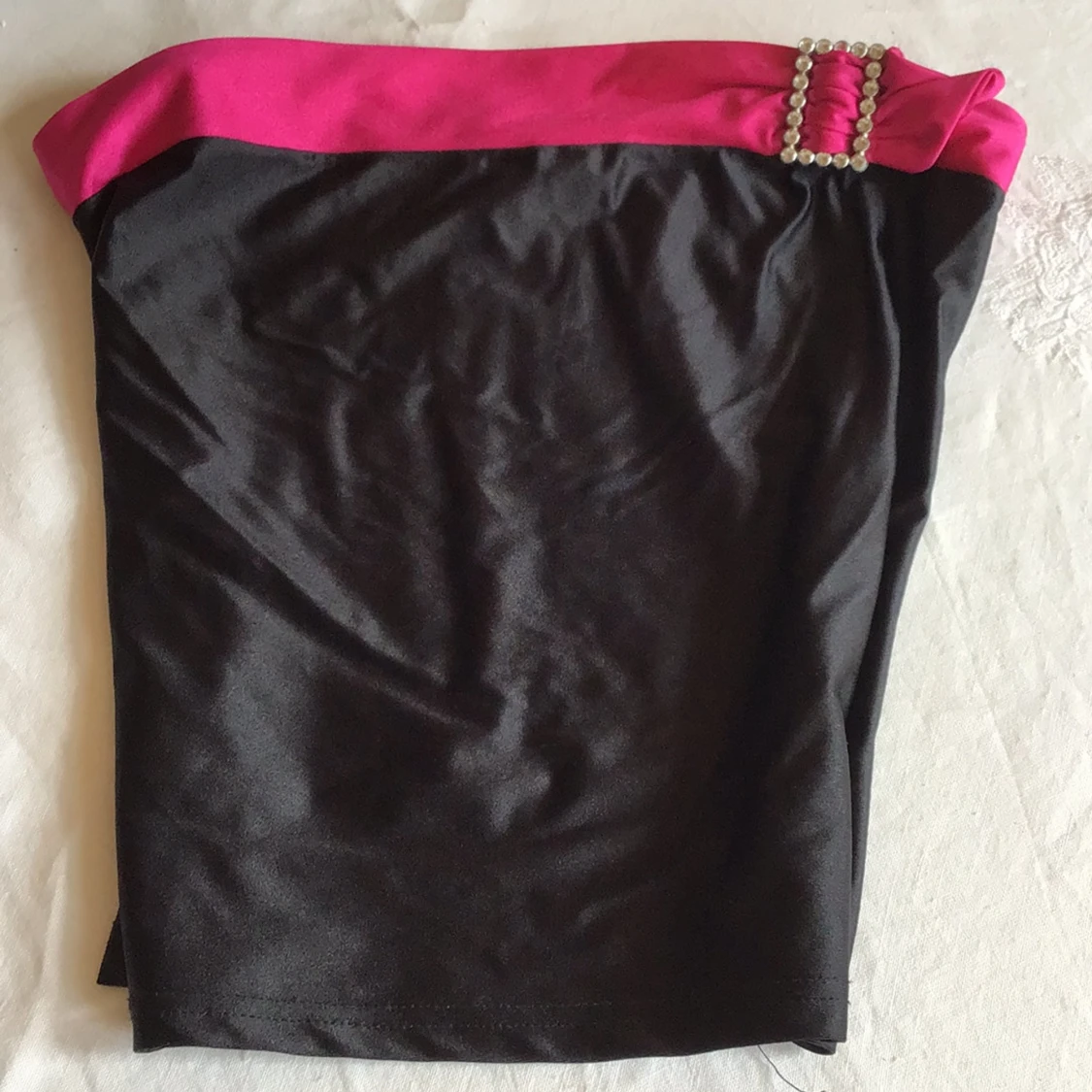 Svart och rosa tubtopp med strassdetalj - 3