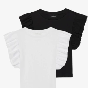 2-pack croppade volangtopp från Zara - Säljer 2st croppade toppar från Zara i svart och vitt. Båda har ribbad struktur. Inte mina bilder pga alldeles för små för mig. Där av aldrig använda heller. Kan sälja separat för halva priset