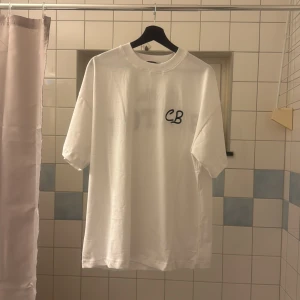 Vit Cole Buxton t-shirt med tryck strl L - Vit t-shirt från Cole Buxton med svart CB-tryck på bröstet och stort Cole Buxton på ryggen Strl L aldrig använd