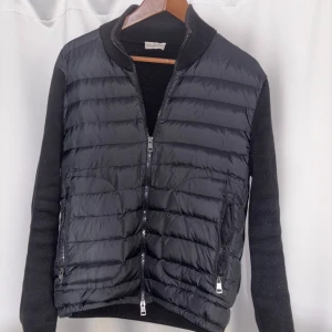 Moncler cardigan - Moncler cardigan i färg svart| storlek 1/s | jackan är i ny skick och har inga tecken på användning eller några defekter| jackan är självklart äkta