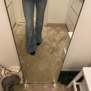 Ljusblå flared Low waist Lee jeans - Säljer dessa supersnygga flared jeansen från Lee jeans. De är i en ljusblå färg och passar perfekt nu till sommaren. Materialet är skönt och följsamt. På lappen står det att de är i storlek W25 L 31 och mina mått ger att de är ca 34 cm rakt över midjan samt 79 cm i innerbenslängd.  De är i fint skick utöver att ändarna är lite slitna. Det visas på bilder. Inget som jag tycker påverkar helhetsintrycket ändå.  Hör av dig vid frågor eller tryck gärna på köp nu!🥰💕