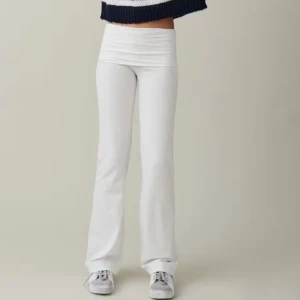 yoga pants - Snygga vita Yoga Pants från Gina Tricot med låg midja och stretchigt material. Byxorna sitter tajt upptill med utsvängda ben. Perfekta för en trendig och bekväm look. Storlek 146/152. Super skick.