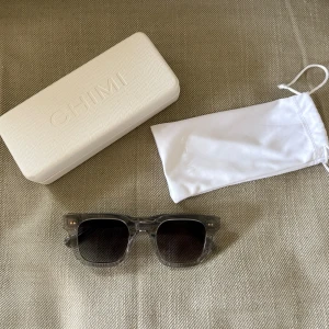 Chimi solglasögon 04 GRAY - Jättesnygga Chimi glasögon i nyskick! Har använts väldigt sparsamt och varit noga med att förvara i boxen, så dom är i superskick🩶Box, glasögon-påse och oanvänd putsduk ingår. Nypris: 1400kr