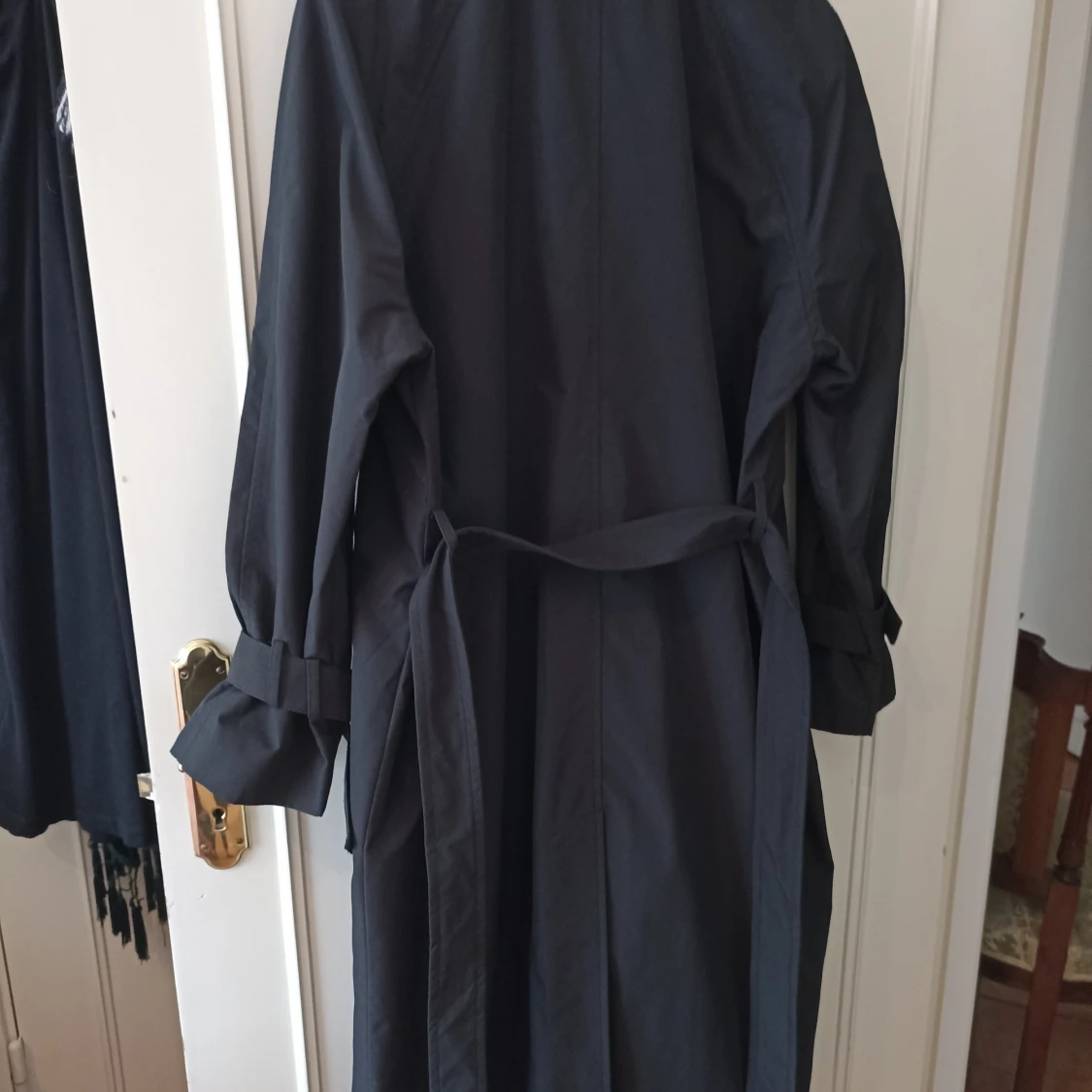 Svart trenchcoat med bälte - 1