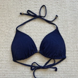 Bikiniöverdel  - Jättesnygg bikiniöverdel från Cubus i storlek 38 💞 I väldigt bra skick men gulddetaljerna har tappat lite färg så bra 🌟