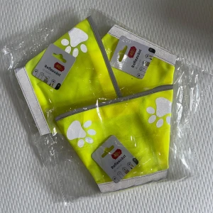 reflexväst till hund - Reflexväst i neon-gult med silvriga reflexdetaljer och vita tassavtryck. Perfekt för att synas i mörkret, västen har en enkel design med reflexband längs kanterna. Säljs i förpackning, passar till hund eller mindre djur. Det är storlek XS -16,5cm. 20kr/st eller 50kr för alla 3. 