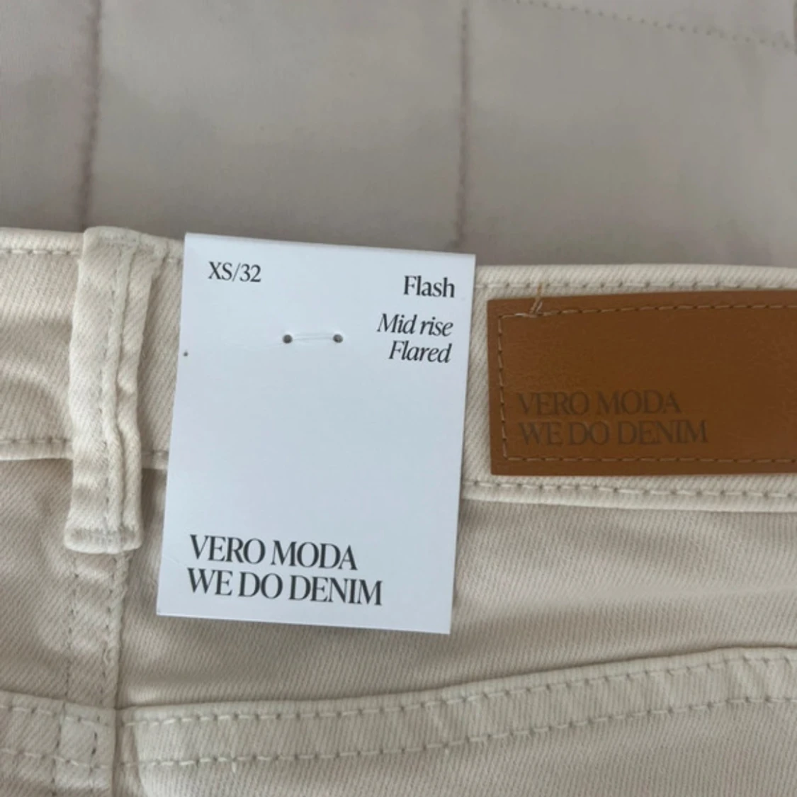 Beiga bootcut jeans från Vero Moda - 3