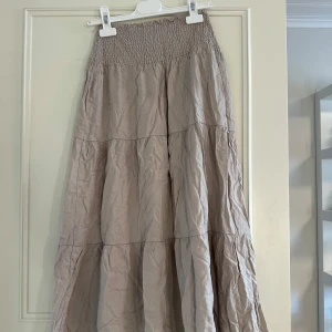 Beige långkjol från 157  - passar mig som är 164 cm lång, säljer pågrund av att det inte är till användning längre.