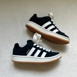 Adidas Campus  - Hej säljer mina jätte fina adidas’s campus som är perfekt inför sommaren.  Säljer pågrund av att jag inte använder dom längre. Har använts sparsamt och skicket är 8/10 inga defekter. Storlek 36. Kommer inte med kartong. Finns kvitto köptes på Zalando. Kan sänka pris vid snabb affär☺️